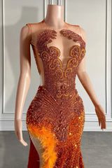 Mermaid -stijl verbrande oranje pailletten prom jurk met zijsplit lange lengte bestelingen en veren en veren