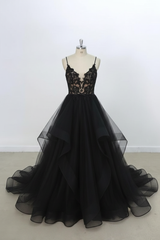 Eye-catching Appliques Tulle A-line Wedding Dress V-Neck with Appliques