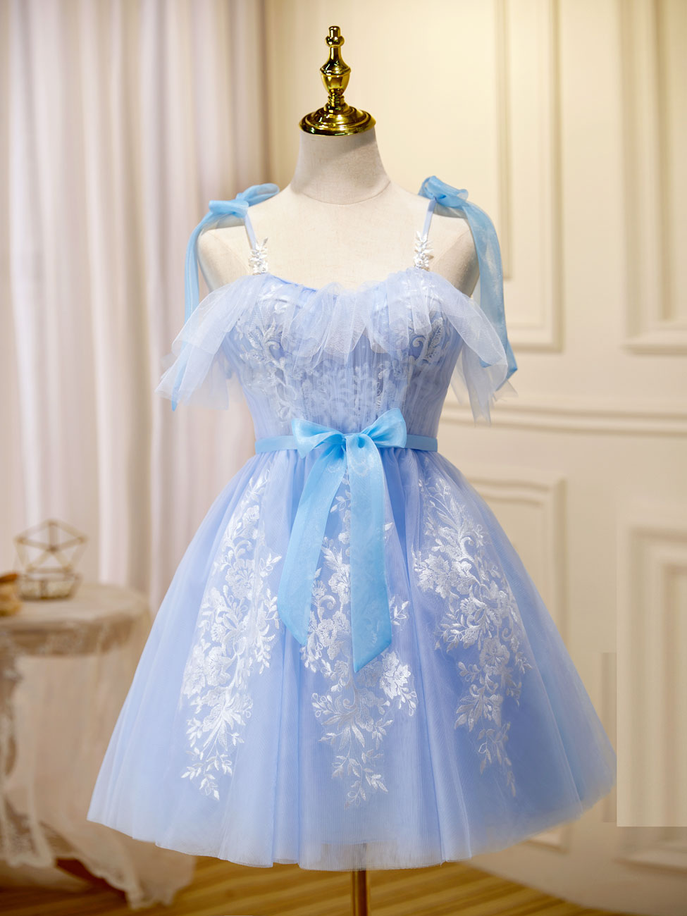 Robe de bal courte bleue, robe de retour à la maison mignonne bouffée avec dentelle