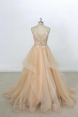 Eye-catching Appliques Tulle A-line Wedding Dress V-Neck with Appliques