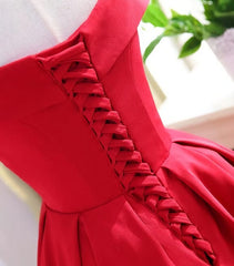 Charmant satin rouge de l'épaule robe de retour, robe de fête
