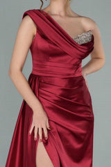 Chic One-Shoulder Design with V-Neck and Sultry Slit
