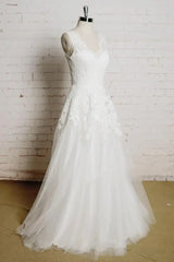 Chic V-neck Appliques Tulle A-line Wedding Dress