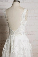 Chic V-neck Appliques Tulle A-line Wedding Dress