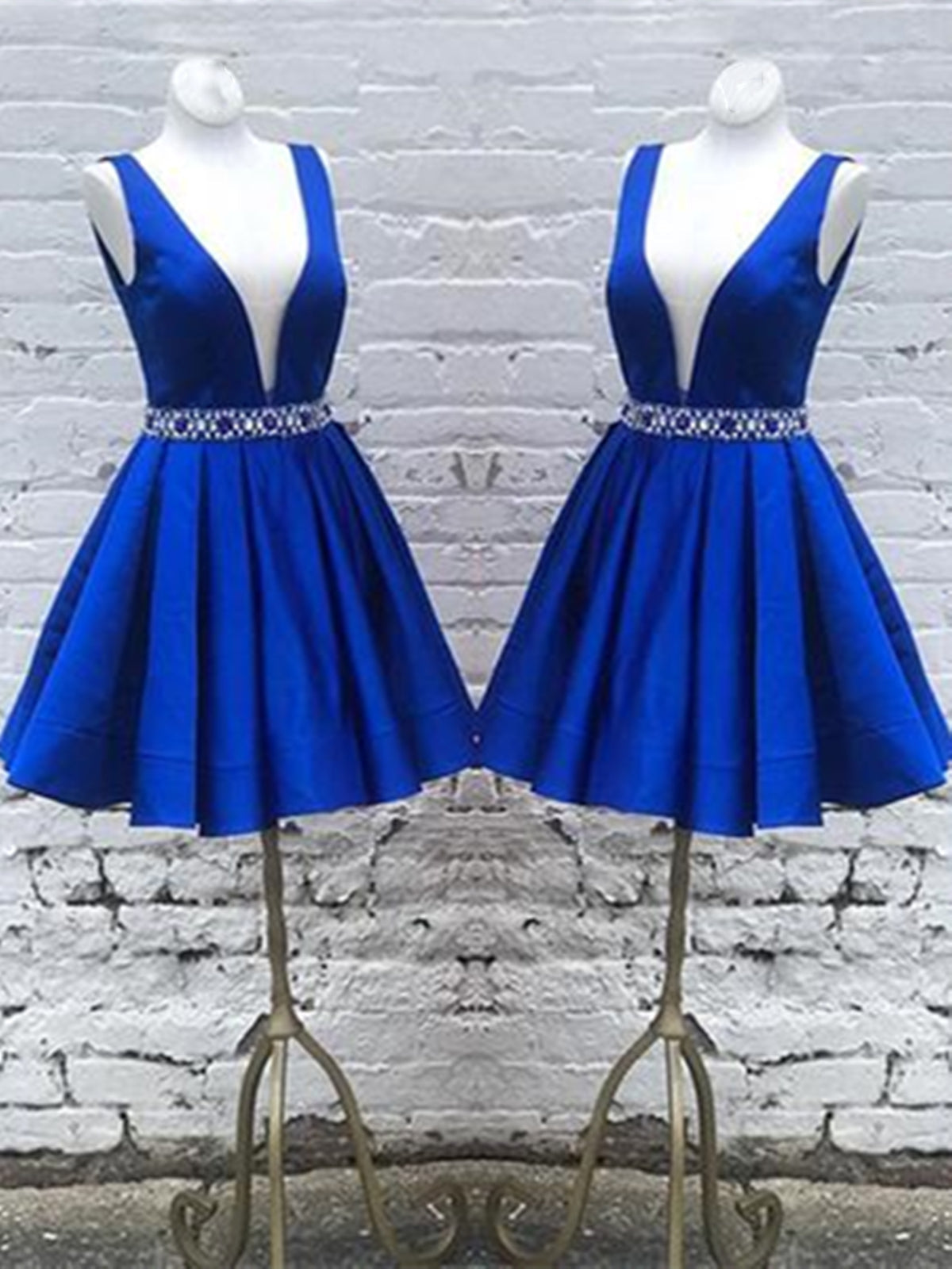 Robes de bal courtes en satin bleu royal profond, bleu royal V cou de cou de couches