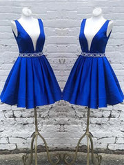 Robes de bal courtes en satin bleu royal profond, bleu royal V cou de cou de couches