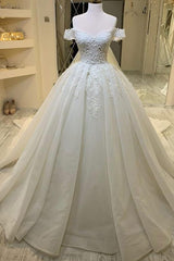 Elegant A-Line Sweetheart Off-the-Shoulder Ruffles Wedding Dress With Appliques Lace
