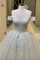 Elegant A-Line Sweetheart Off-the-Shoulder Ruffles Wedding Dress With Appliques Lace