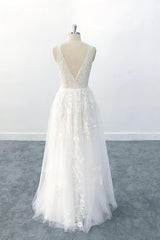 Elegante lange A-lijn V-hals Appliques Tule Backless trouwjurk