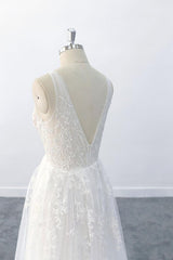 Elegante lange A-lijn V-hals Appliques Tule Backless trouwjurk