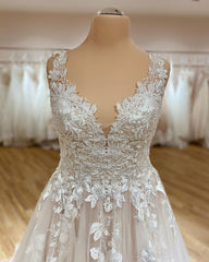 Elegante lange A-Line V-hals spaghetti-riemen Appliques kanten ruches tule trouwjurk
