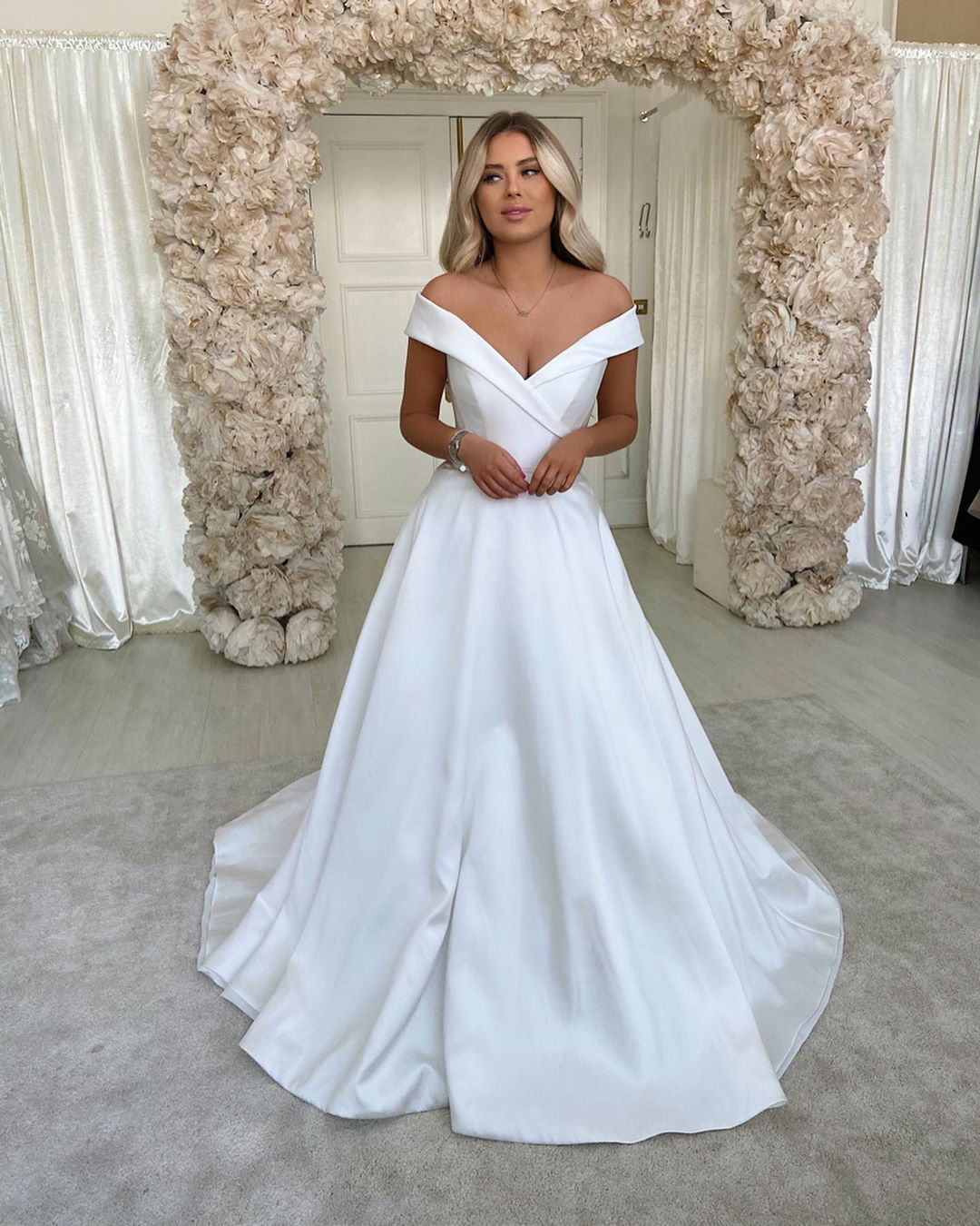 Elegant Long Off-The-Shoulder Sweetheart Backless A-Line Stain Wedding Dress