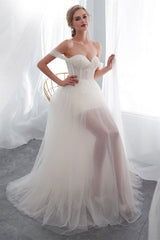 Elegant Long Tulle Wedding Dress with Off-the-Shoulder Design