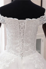 Elegant Off-the-shoulder Long Tulle Wedding Ball Gown Featuring Lace Appliques
