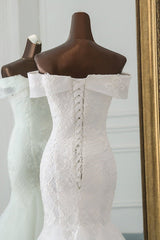 Elegant Off-The-Shoulder Mermaid Wedding Gown Featuring Tulle Lace