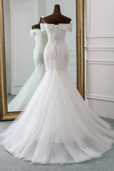 Elegant Off-The-Shoulder Mermaid Wedding Gown Featuring Tulle Lace