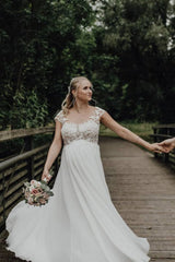Elegant Sleeveless Chiffon A-line Wedding Dress with Lace Appliques