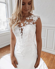 Elegant Sleeveless Mermaid Wedding Dress With Lace Appliques