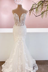 Elegant Sweetheart Mermaid Wedding Gown with Backless Lace Appliques