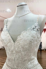 Elegant Tulle Lace A-line Wedding Dress V-neck with Spaghetti Straps
