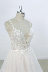 Eye-catching Appliques Tulle A-line Wedding Dress V-Neck with Appliques