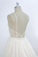 Eye-catching Appliques Tulle A-line Wedding Dress V-Neck with Appliques