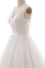 Eye-catching V-neck Tulle A-line Wedding Dress