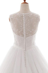 Eye-catching V-neck Tulle A-line Wedding Dress