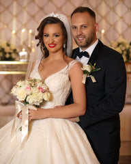 Glamorous V-neck Tulle Wedding Dress with Lace Appliques