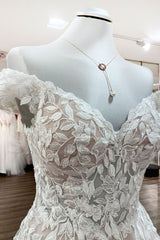 Prachtige lange A-lijn off-the-shoulder tule kant ruches trouwjurk