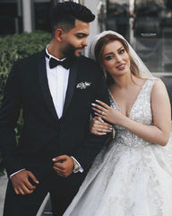 Gorgeous Long V-neck Appliques Wedding Dress with Tulle Lace