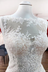 Graceful A-line Jewel Tulle Wedding Dress with Lace Appliques
