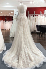 Graceful long a-line tulle en V-à col