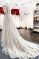 Graceful long a-line tulle en V-à col
