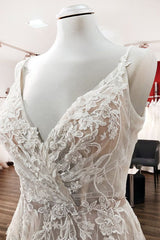 Graceful long a-line tulle en V-à col