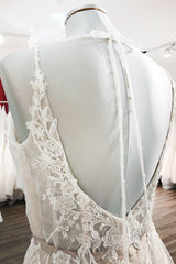 Graceful long a-line tulle en V-à col