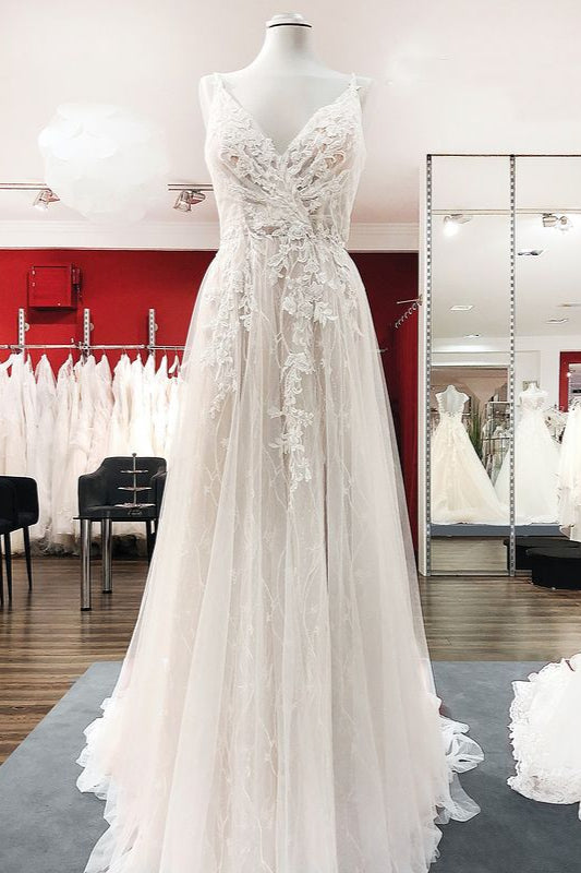 Graceful long a-line tulle en V-à col
