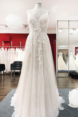 Graceful long a-line tulle en V-à col