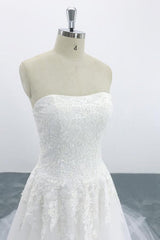 Graceful Strapless Appliques Tulle Wedding Dress