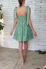 Robe à la maison verte avec des robes de fête appliqués