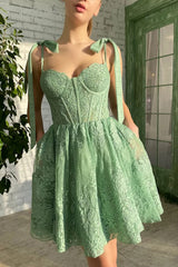 Robe à la maison verte avec des robes de fête appliqués