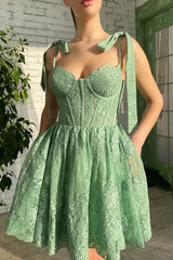 Robe à la maison verte avec des robes de fête appliqués