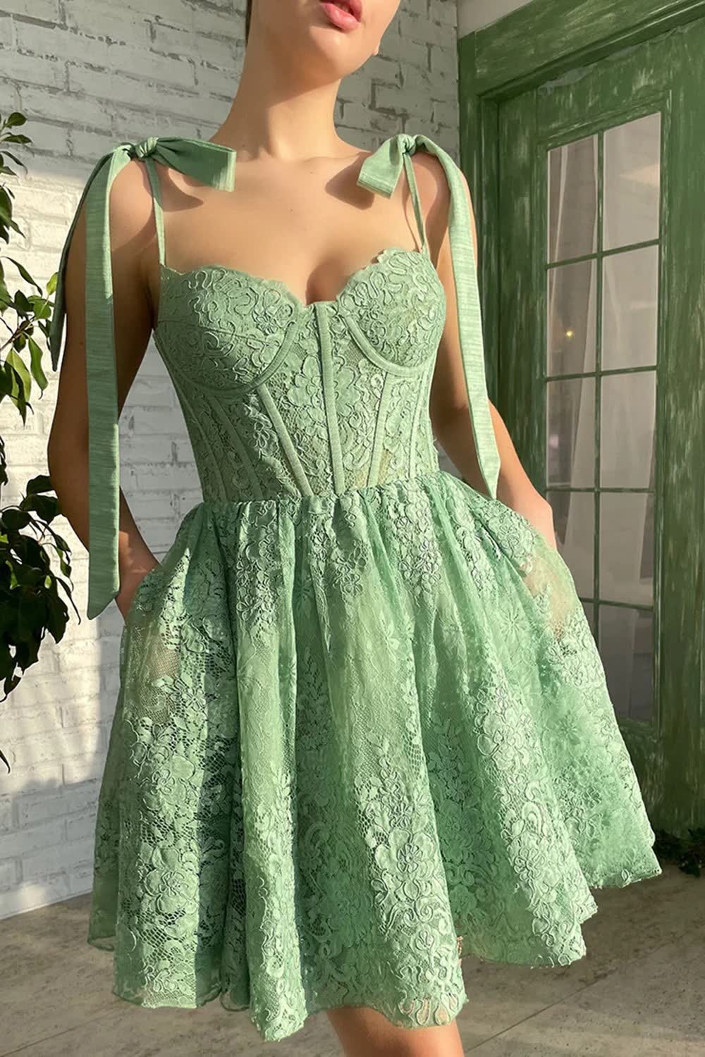 Robe à la maison verte avec des robes de fête appliqués