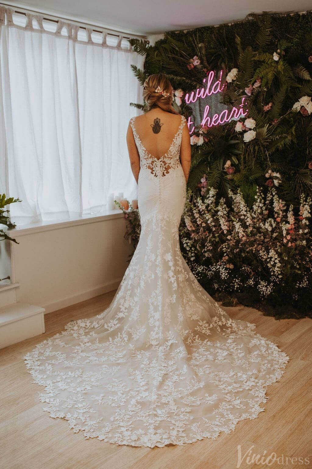 Ivory Lace Applique Bohemian Wedding Dresses V-Neck Boho Bridal Gown AW1035