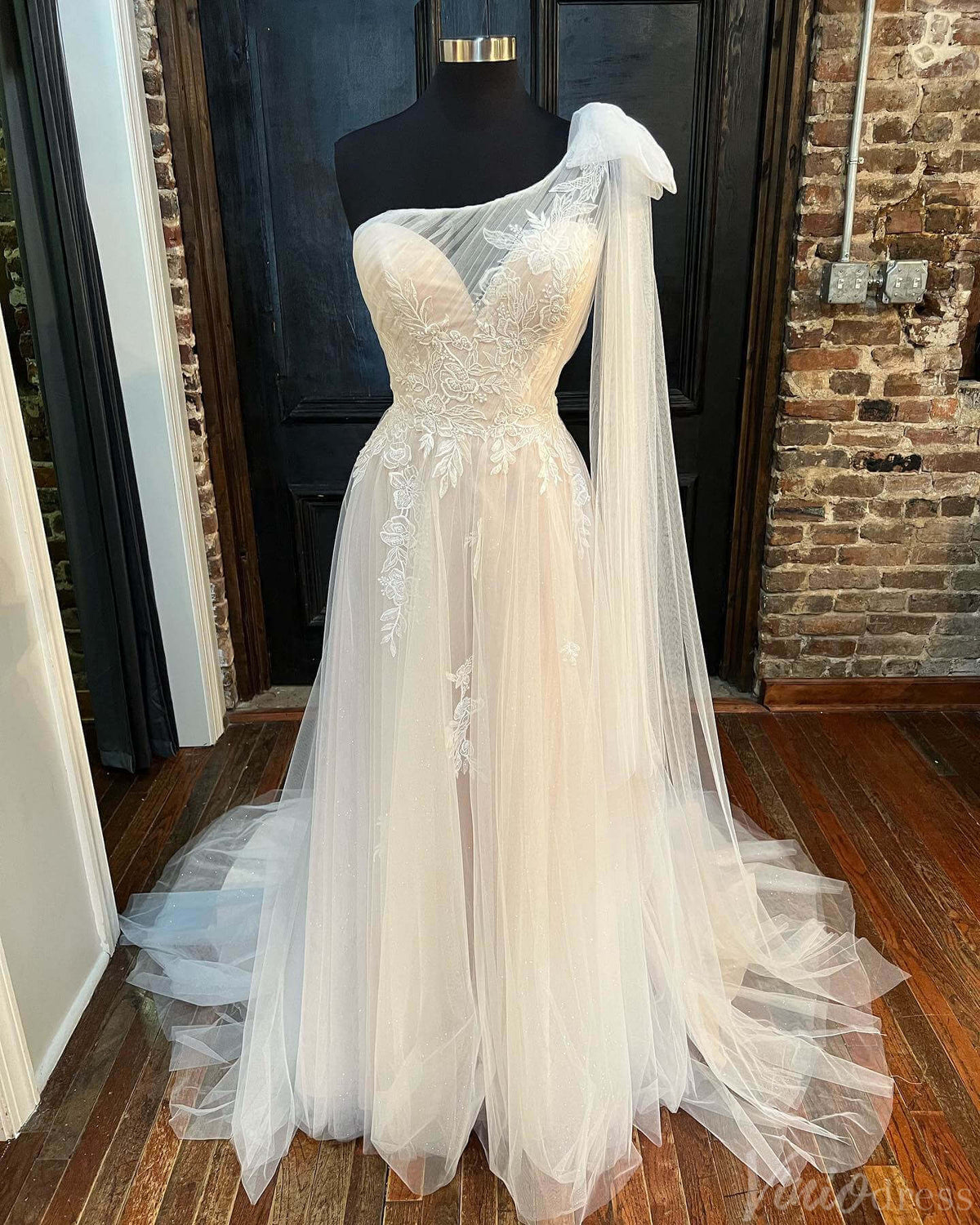 Ivory Lace Applique One Shoulder Wedding Dresses Sweetheart Bridal Gown VW2159
