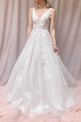 Ivory Lace Applique V-Neck Wedding Dresses Country Bridal Gown VW2158