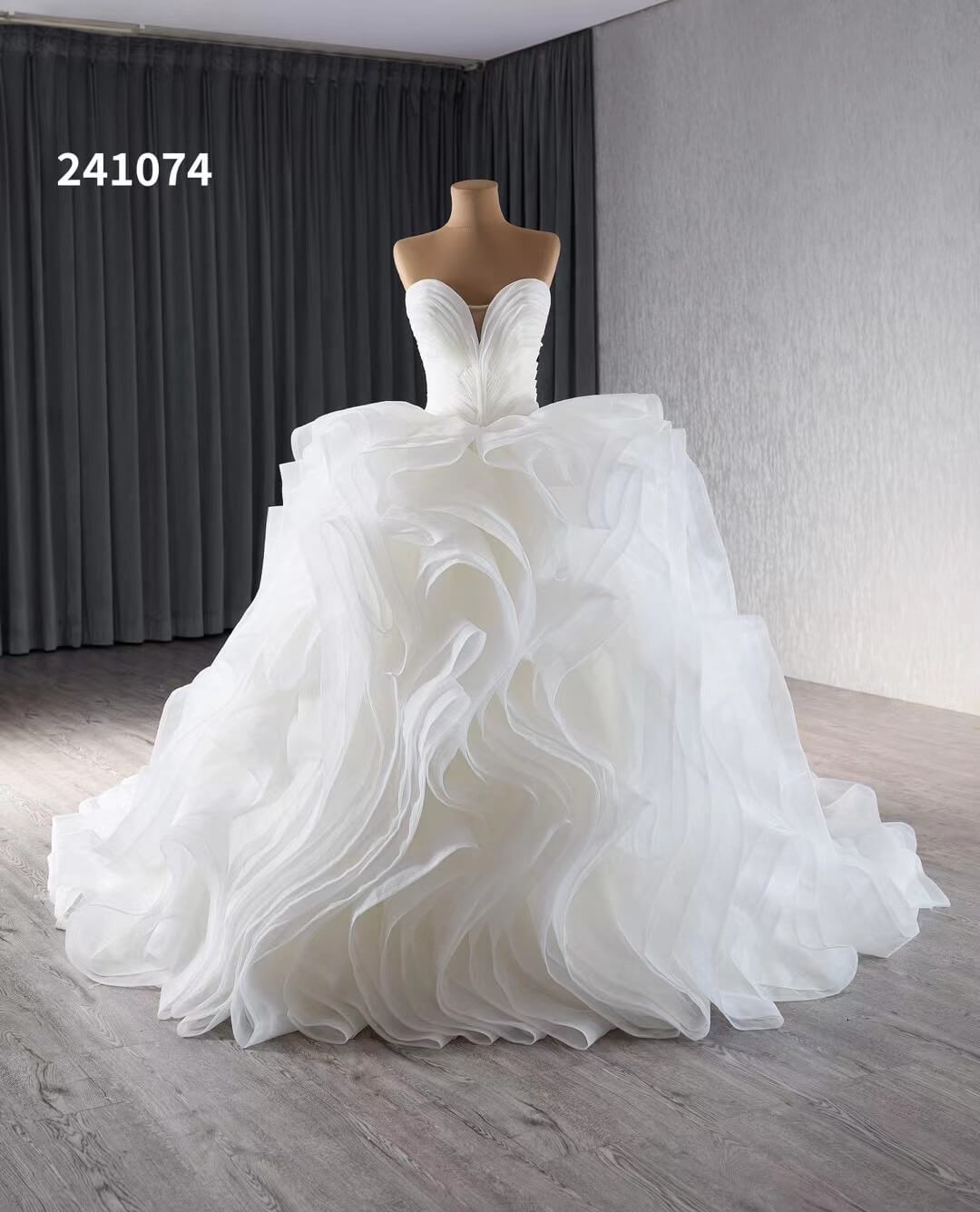 Ivory Tiered Ruffled Wedding Gowns Strapless Sweetheart Neck Quince Dress 241074