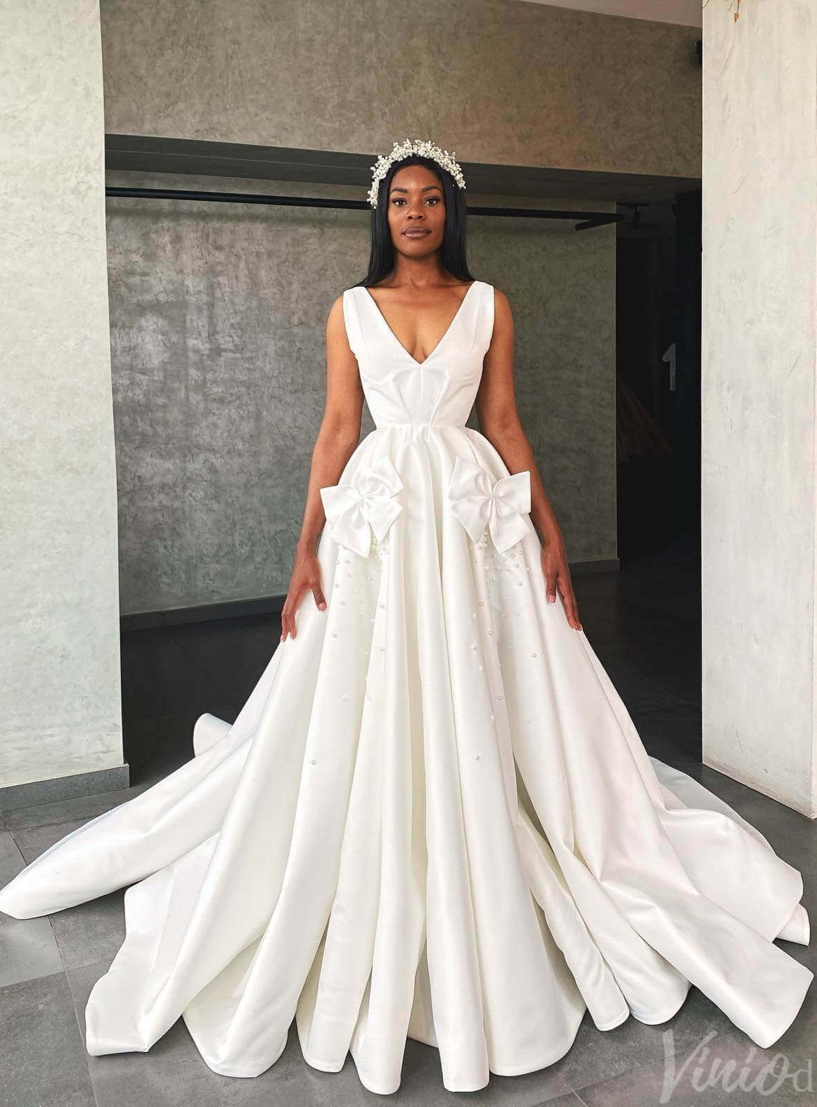 Ivory V-Neck Bow-Tie Wedding Dresses Satin Pearl Minimalist Bridal Gown VW2168