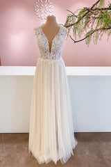 Lange a-line lieverd tule backless trouwjurk met bloemenkant