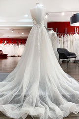 Lange a-line lieverd tule open achterste trouwjurk